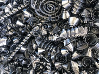 Beyaz arka planda metal vidalar