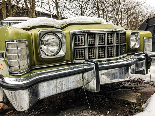 Παλιό Αυτοκίνητο Στην Πόλη — Φωτογραφία Αρχείου