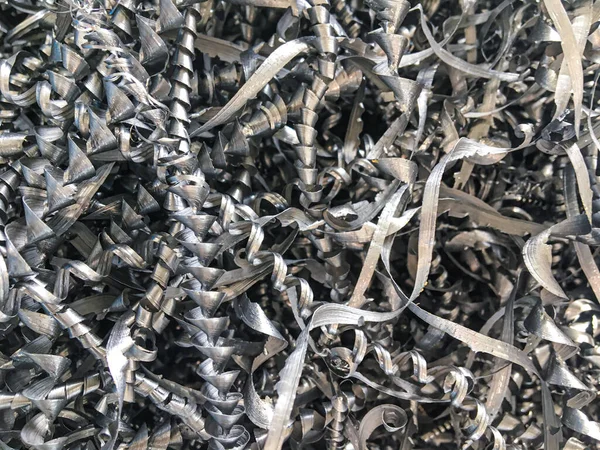 Gökyüzünün arka planında metal talaşı yığını