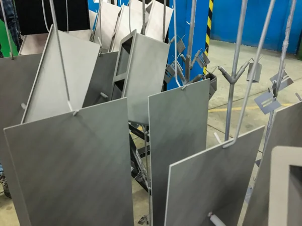 Poedercoating Metalen Panelen Hangen Aan Een Bovenleiding Schilderproducten Een Elektrostatisch — Stockfoto