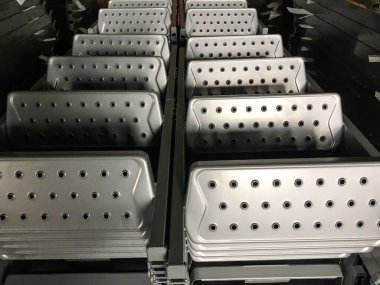 Toz kaplama hattı. Metal paneller, üstteki taşıma hattında askıya alındı. Elektrostatik alanda boyama ürünleri.