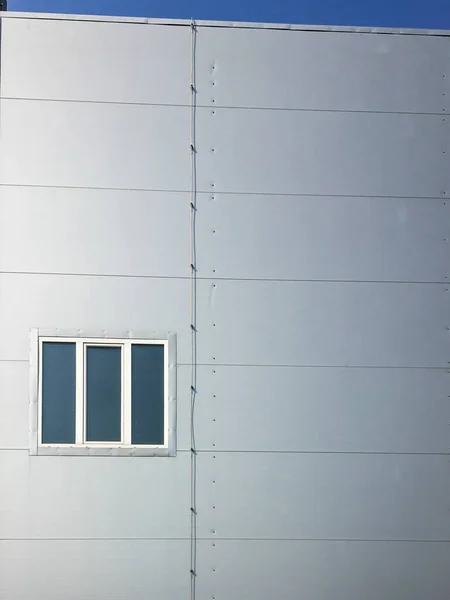 Pencereli Beyaz Mavi Gökyüzü — Stok fotoğraf