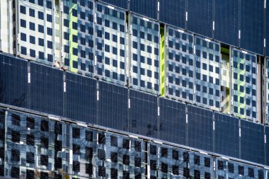 Alternatif güneş enerjisi üretmek için evdeki modern enerji verimli güneş panelleri