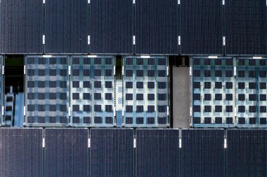 Alternatif güneş enerjisi üretmek için evdeki modern enerji verimli güneş panelleri