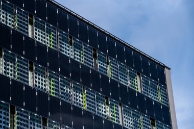 Alternatif güneş enerjisi üretmek için evdeki modern enerji verimli güneş panelleri