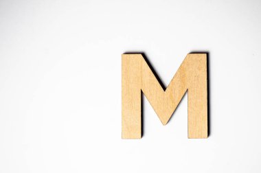 Beyaz arkaplanda ahşap harf alfabesi