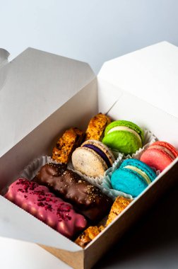 Renkli badem kurabiyelerinden, ahudududundan, beyaz arka planda almont renginde kusursuz desenler. Düz yatıyordu. Yiyecek konsepti.