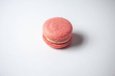 Renkli badem kurabiyelerinden, ahudududundan, beyaz arka planda almont renginde kusursuz desenler. Düz yatıyordu. Yiyecek konsepti.