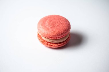 Renkli badem kurabiyelerinden, ahudududundan, beyaz arka planda almont renginde kusursuz desenler. Düz yatıyordu. Yiyecek konsepti.