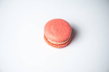 Renkli badem kurabiyelerinden, ahudududundan, beyaz arka planda almont renginde kusursuz desenler. Düz yatıyordu. Yiyecek konsepti.