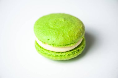 Mavi arka planda farklı renklerde badem kurabiyelerinin yakın çekimi. Mutfak ve yemek pişirme konsepti. Lezzetli renkli badem kurabiyeleri..