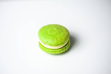 Renkli badem kurabiyelerinden, ahudududundan, beyaz arka planda almont renginde kusursuz desenler. Düz yatıyordu. Yiyecek konsepti.