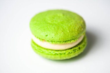 Mavi arka planda farklı renklerde badem kurabiyelerinin yakın çekimi. Mutfak ve yemek pişirme konsepti. Lezzetli renkli badem kurabiyeleri..