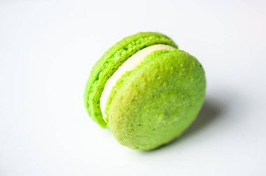 Mavi arka planda farklı renklerde badem kurabiyelerinin yakın çekimi. Mutfak ve yemek pişirme konsepti. Lezzetli renkli badem kurabiyeleri..