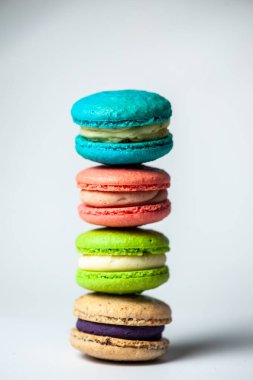 Renkli badem kurabiyelerinden, ahudududundan, beyaz arka planda almont renginde kusursuz desenler. Düz yatıyordu. Yiyecek konsepti.