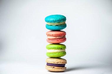 Renkli badem kurabiyelerinden, ahudududundan, beyaz arka planda almont renginde kusursuz desenler. Düz yatıyordu. Yiyecek konsepti.