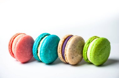 Renkli badem kurabiyelerinden, ahudududundan, beyaz arka planda almont renginde kusursuz desenler. Düz yatıyordu. Yiyecek konsepti.