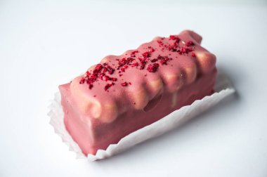 Beyaz arka planda çikolatalı dondurma.