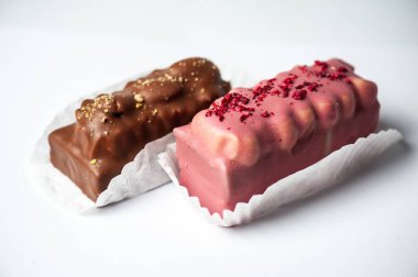 Beyaz arkaplanda çikolata şekeri