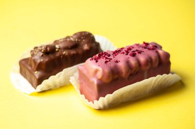 bir plaka üzerinde çikolata şeker