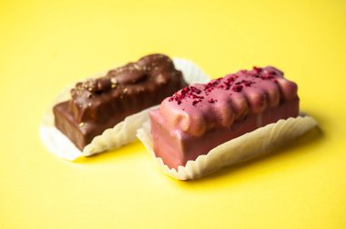 Sarı arka planda çikolata şekeri