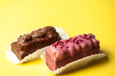 Sarı arka planda çikolata şekeri