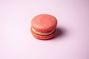 Mavi arka planda farklı renklerde badem kurabiyelerinin yakın çekimi. Mutfak ve yemek pişirme konsepti. Lezzetli renkli badem kurabiyeleri..