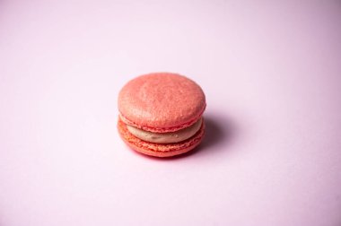 Mavi arka planda farklı renklerde badem kurabiyelerinin yakın çekimi. Mutfak ve yemek pişirme konsepti. Lezzetli renkli badem kurabiyeleri..