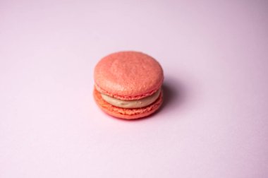 Mavi arka planda farklı renklerde badem kurabiyelerinin yakın çekimi. Mutfak ve yemek pişirme konsepti. Lezzetli renkli badem kurabiyeleri..