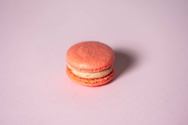 Renkli badem kurabiyelerinden, ahudududundan, beyaz arka planda almont renginde kusursuz desenler. Düz yatıyordu. Yiyecek konsepti.