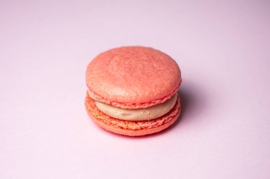 Renkli badem kurabiyelerinden, ahudududundan, beyaz arka planda almont renginde kusursuz desenler. Düz yatıyordu. Yiyecek konsepti.