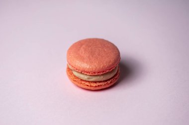 Mavi arka planda farklı renklerde badem kurabiyelerinin yakın çekimi. Mutfak ve yemek pişirme konsepti. Lezzetli renkli badem kurabiyeleri..