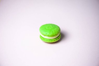 Mavi arka planda farklı renklerde badem kurabiyelerinin yakın çekimi. Mutfak ve yemek pişirme konsepti. Lezzetli renkli badem kurabiyeleri..