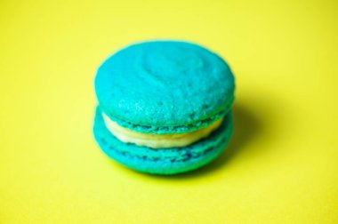 Renkli badem kurabiyelerinden, ahudududundan, beyaz arka planda almont renginde kusursuz desenler. Düz yatıyordu. Yiyecek konsepti.