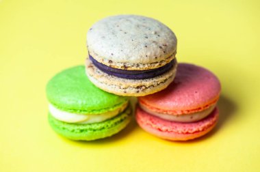 Renkli badem kurabiyelerinden, ahudududundan, beyaz arka planda almont renginde kusursuz desenler. Düz yatıyordu. Yiyecek konsepti.