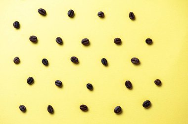 Kahve çekirdekleri ile metin için yer beyaz arka plan üzerinde izole