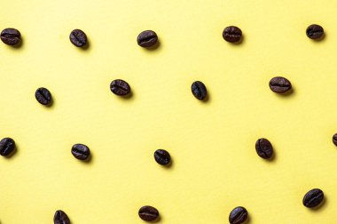 Kahve çekirdekleri ile metin için yer beyaz arka plan üzerinde izole