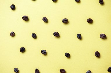 Kahve çekirdekleri ile metin için yer beyaz arka plan üzerinde izole