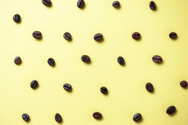 Kahve çekirdekleri ile metin için yer beyaz arka plan üzerinde izole