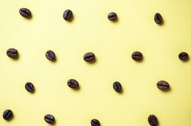 Kahve çekirdekleri ile metin için yer beyaz arka plan üzerinde izole