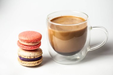 Renkli badem kurabiyelerinden, ahudududundan, beyaz arka planda almont renginde kusursuz desenler. Düz yatıyordu. Yiyecek konsepti.