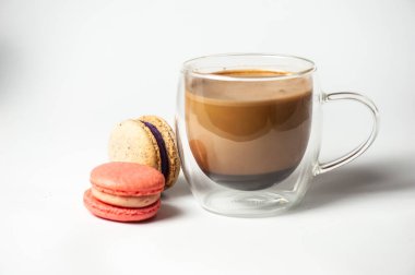 Renkli badem kurabiyelerinden, ahudududundan, beyaz arka planda almont renginde kusursuz desenler. Düz yatıyordu. Yiyecek konsepti.