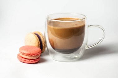 Renkli badem kurabiyelerinden, ahudududundan, beyaz arka planda almont renginde kusursuz desenler. Düz yatıyordu. Yiyecek konsepti.