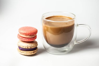 Renkli badem kurabiyelerinden, ahudududundan, beyaz arka planda almont renginde kusursuz desenler. Düz yatıyordu. Yiyecek konsepti.