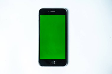 Beyaz arkaplanda boş ekranı olan akıllı telefon