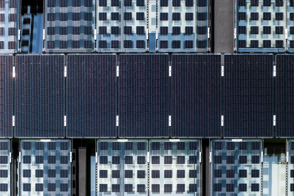 Moderne Energieeffiziente Sonnenkollektoren Hause Zur Erzeugung Alternativer Sonnenenergie — Stockfoto