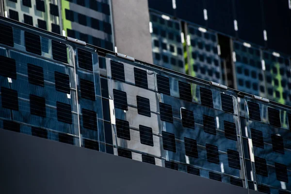 Moderne Energieeffiziente Sonnenkollektoren Hause Zur Erzeugung Alternativer Sonnenenergie — Stockfoto