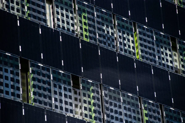 Moderne Energieeffiziente Sonnenkollektoren Hause Zur Erzeugung Alternativer Sonnenenergie — Stockfoto