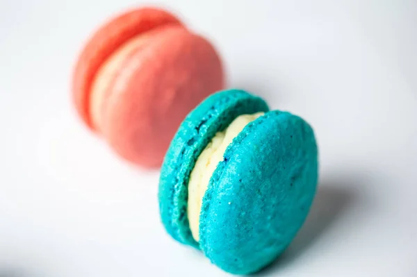 Close Van Macarons Taarten Van Verschillende Kleuren Blauwe Achtergrond Culinair — Stockfoto