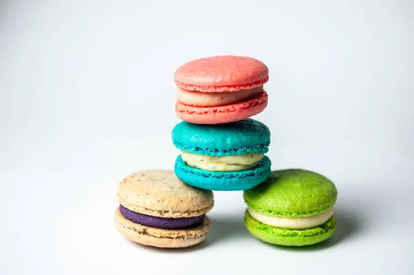 Nahaufnahme Von Macarons Kuchen Verschiedenen Farben Vor Blauem Hintergrund Kulinarisches — Stockfoto
